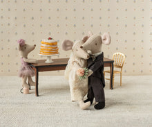 Load image into Gallery viewer, Wedding Mice Couple In Box, Mum and Dad