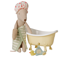 Load image into Gallery viewer, Maileg mouse wearing a polka-dot shower cap and wrapped towel beside a yellow bathtub with miniature bath accessories.