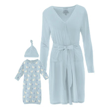 Load image into Gallery viewer, Women&#39;s Print Mid Length Lounge Robe &amp; Layette Gown Set - Spring Sky Stork
