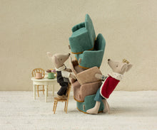 Load image into Gallery viewer, King Mouse in Castle, Dad