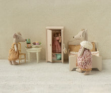 Load image into Gallery viewer, Queen Mouse in Castle, Mum