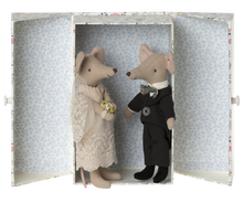 Load image into Gallery viewer, Wedding Mice Couple In Box
