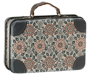 Small Suitcase, Asta