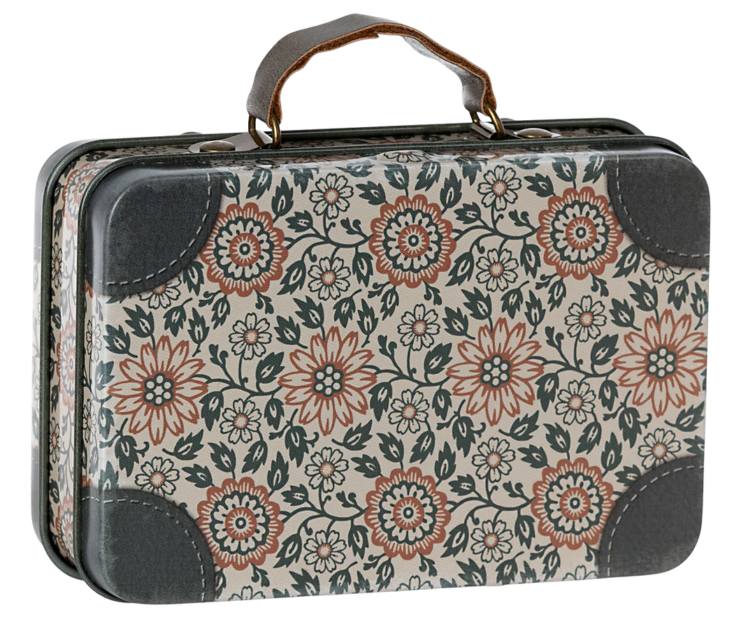 Small Suitcase, Asta
