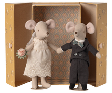 Load image into Gallery viewer, Wedding Mice Couple In Box, Mum and Dad

