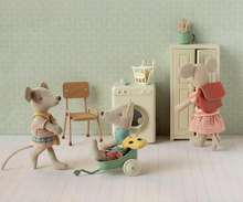 Load image into Gallery viewer, Little Sister Mouse With Bag
