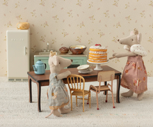Load image into Gallery viewer, Party Cake and Cake Stand, Mouse - Off White
